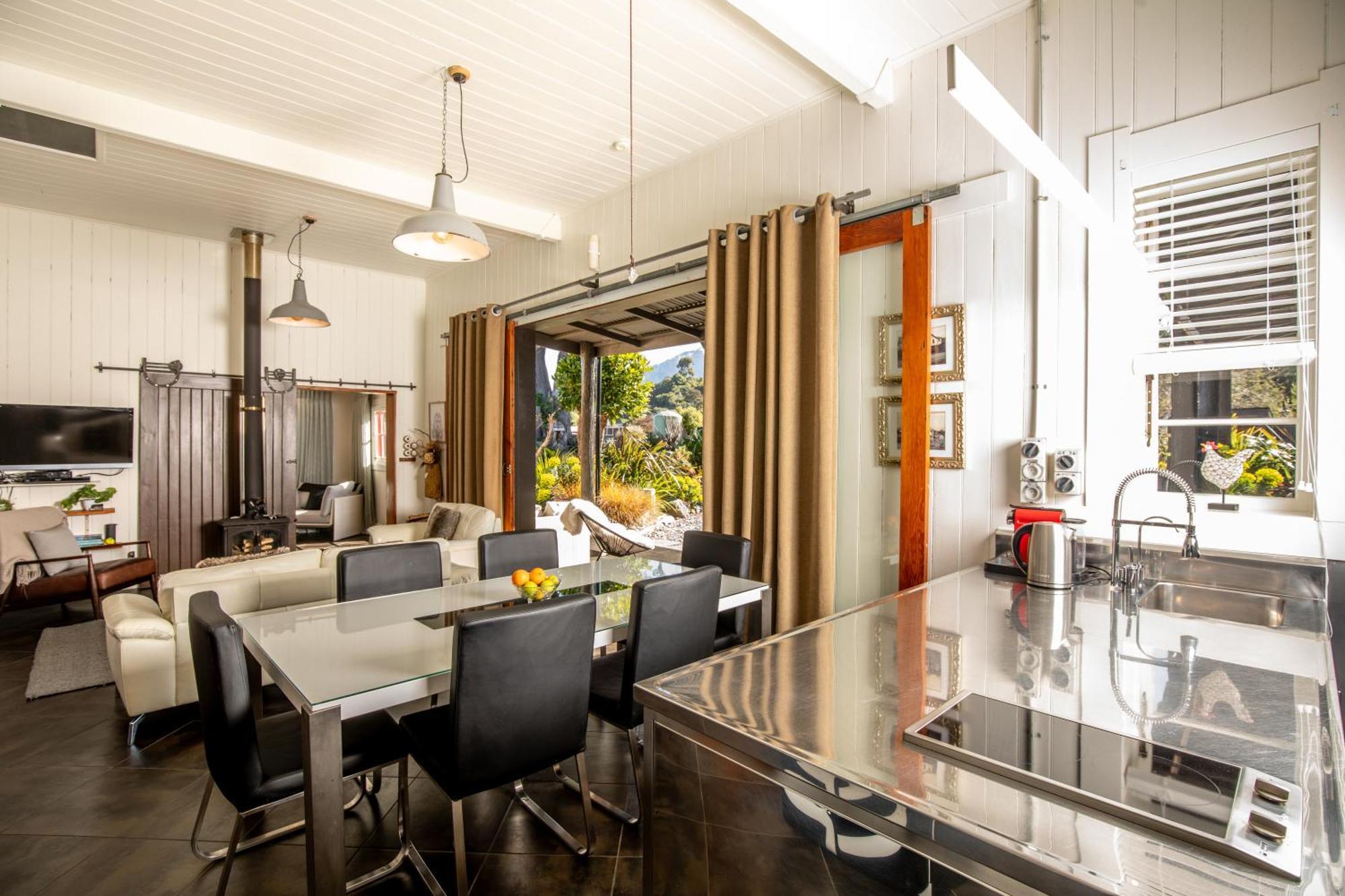 The Factory Luxury Accomodation Kaikoura Bagian luar foto